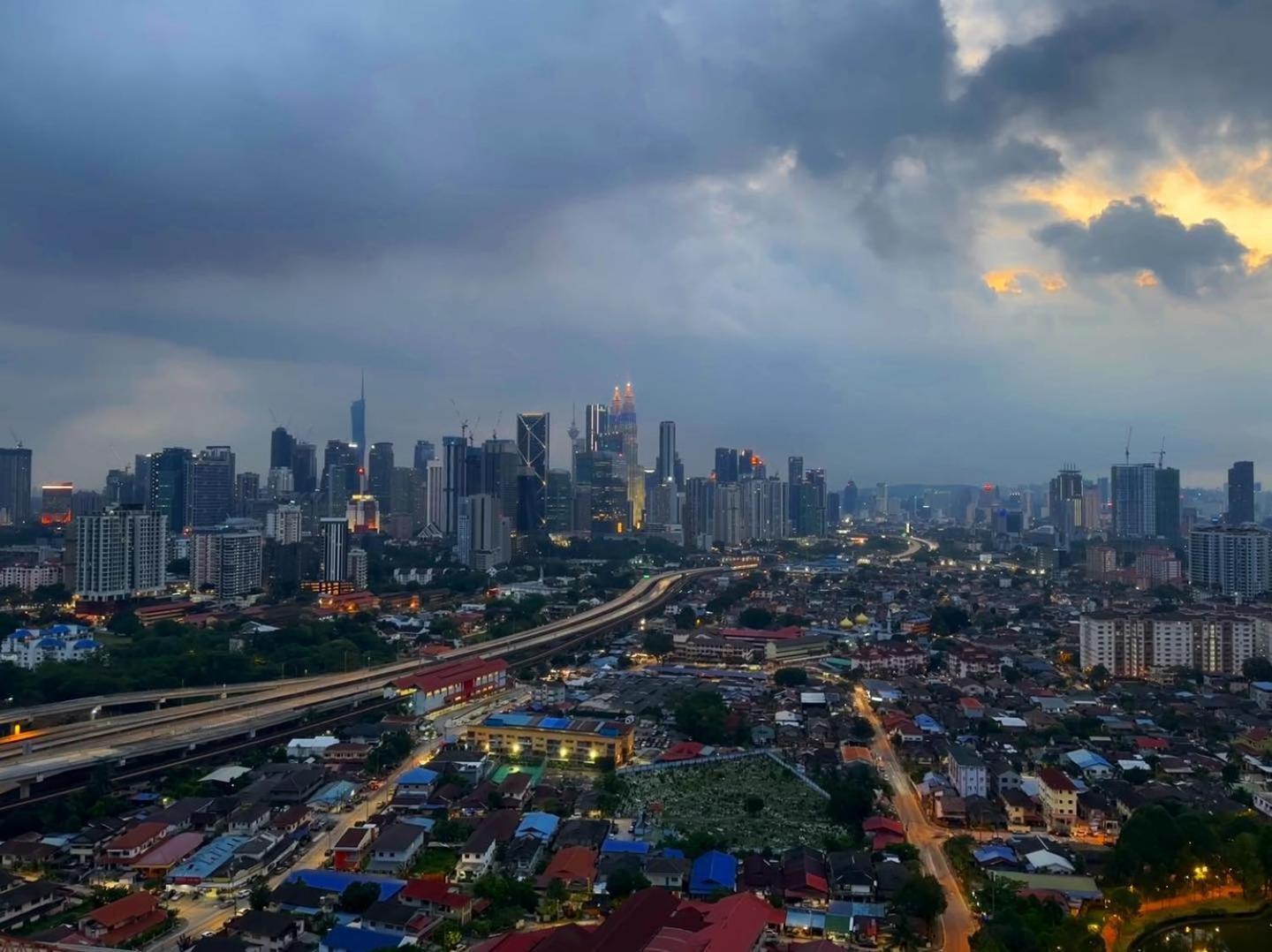 Datum Jelatek Sky Klcc Skyring Linked To Lrt And Mall Aparthotel